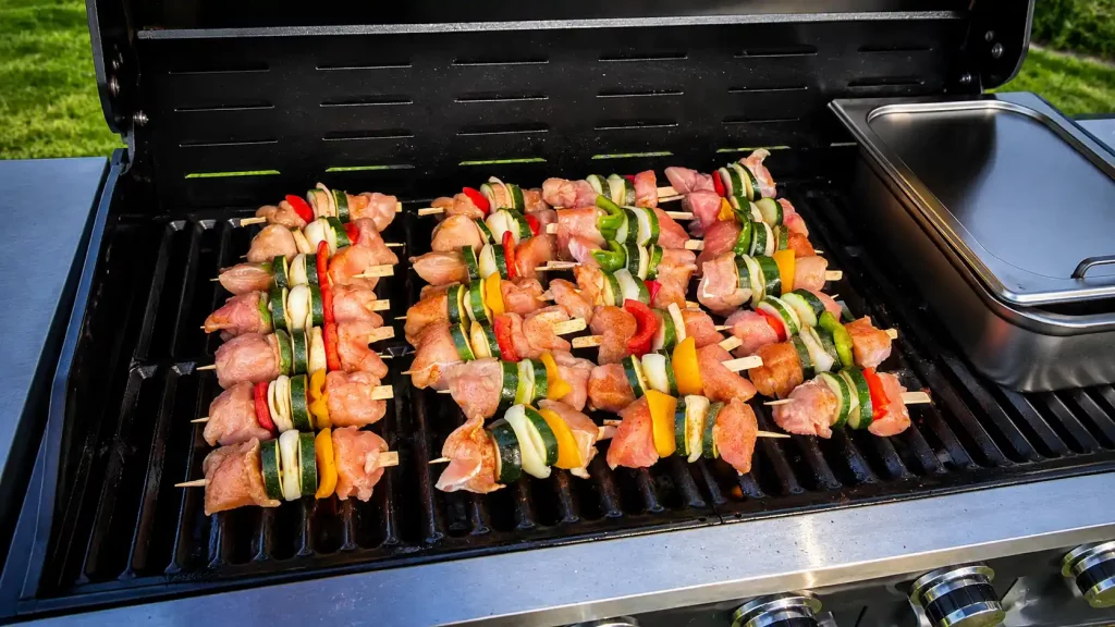 Grillspieße mit Hähnchen, Zucchini, Paprika und Tomaten.